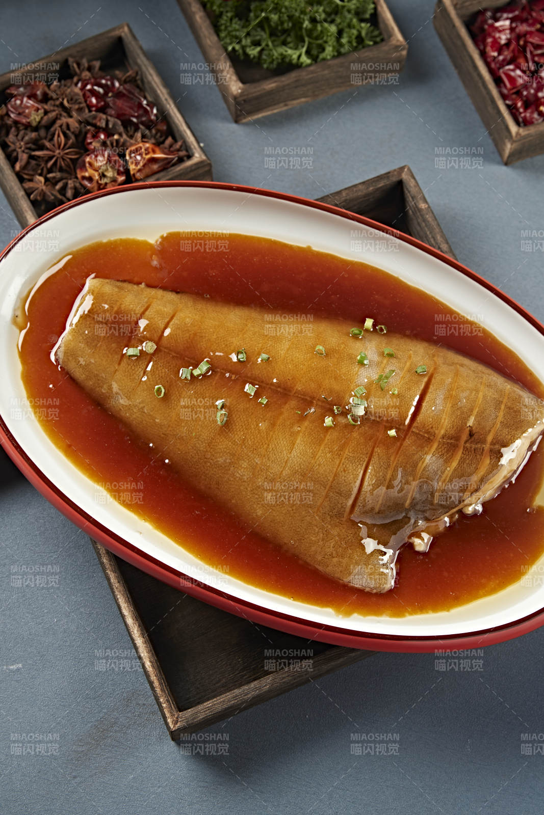 浇汁红烧鲽鱼身图片