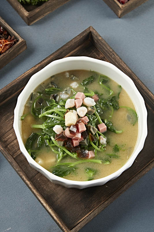 浓汤虾仁贝丁火腿皮蛋烩菠菜图片