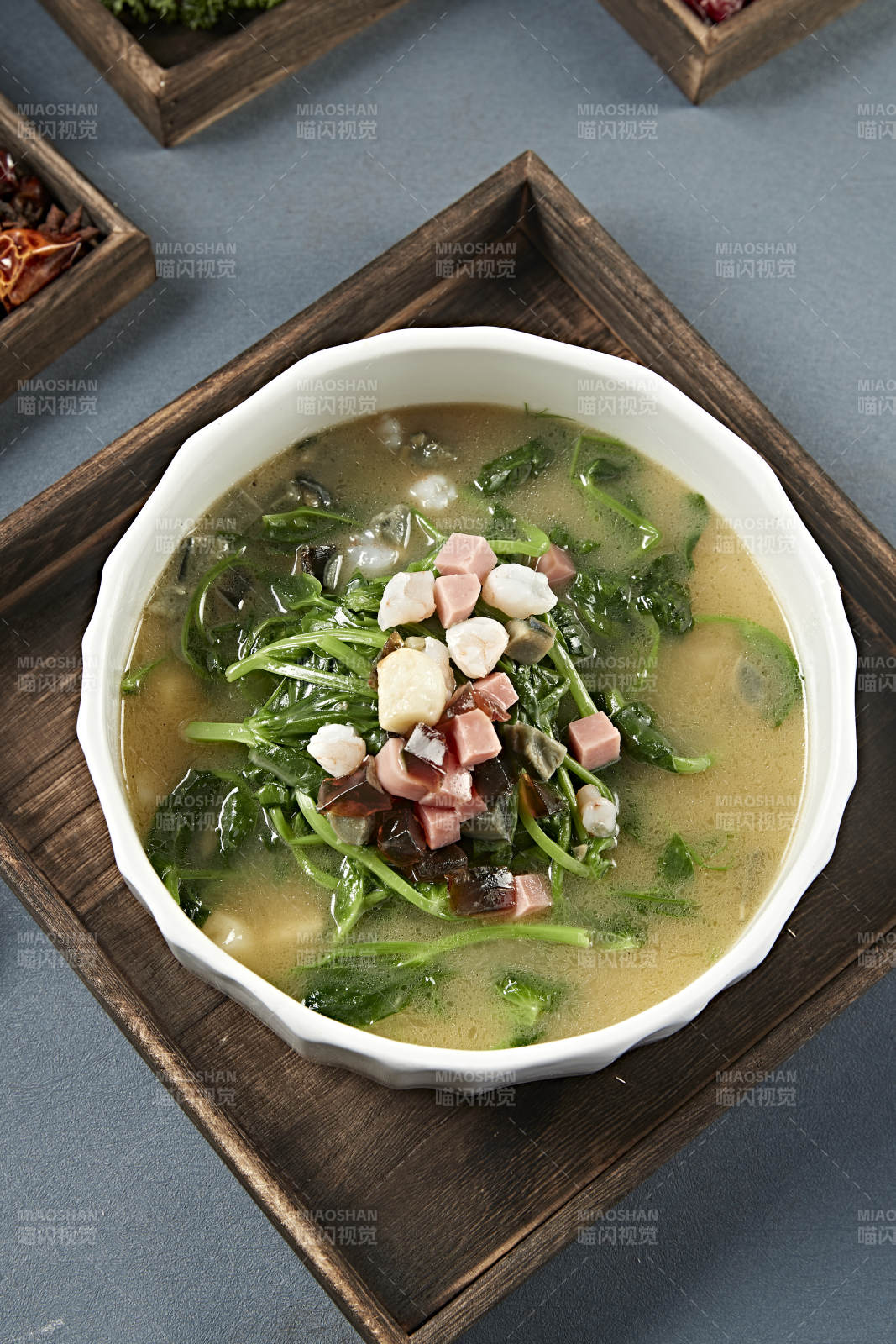 浓汤虾仁贝丁火腿皮蛋烩菠菜图片