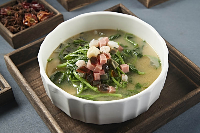 浓汤虾仁贝丁火腿皮蛋烩菠菜图片