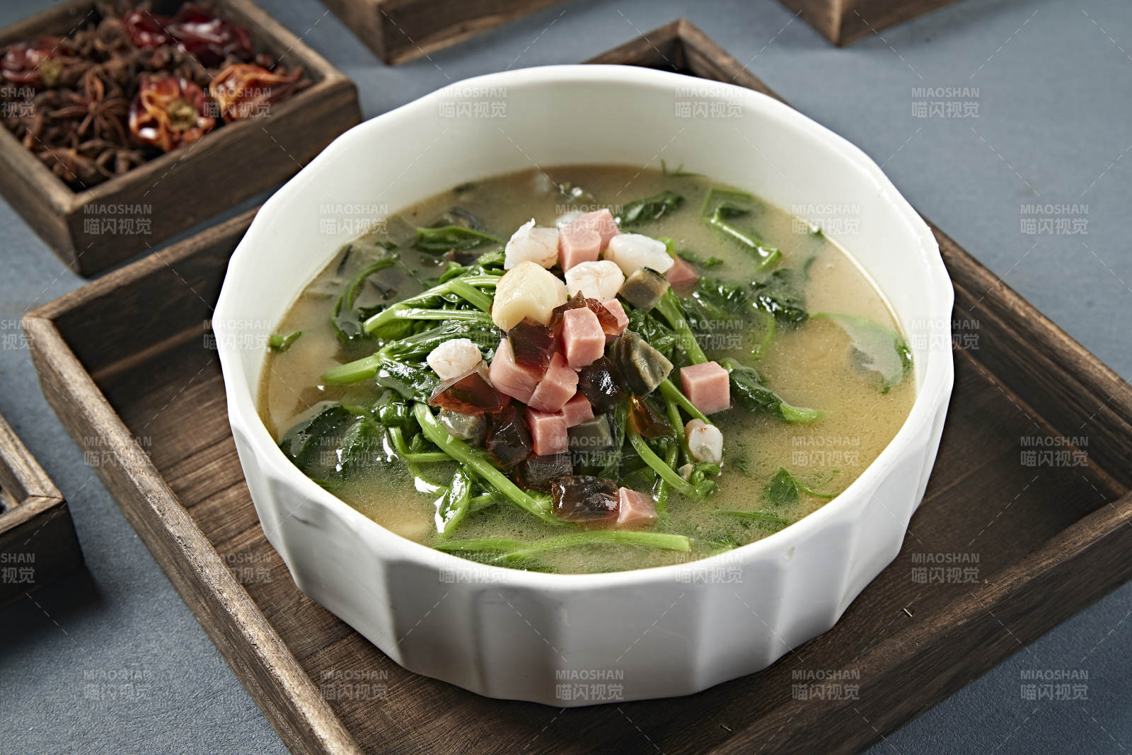 浓汤虾仁贝丁火腿皮蛋烩菠菜图片