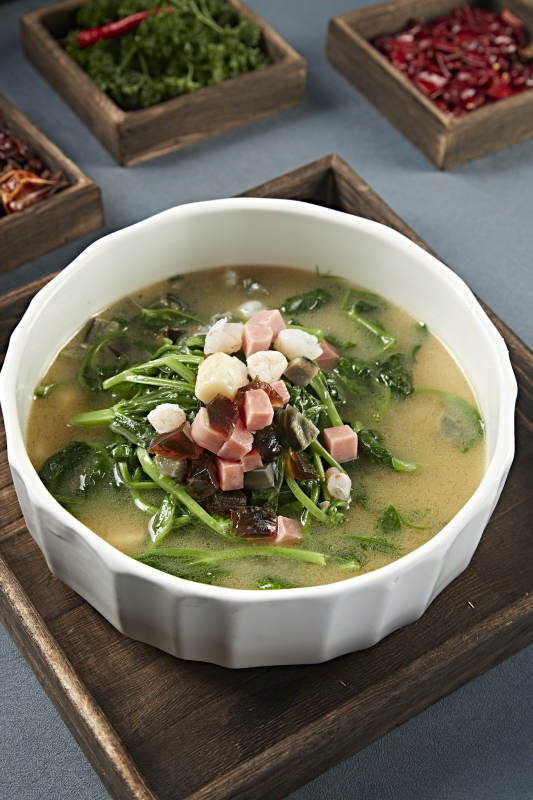 浓汤虾仁贝丁火腿皮蛋烩菠菜图片