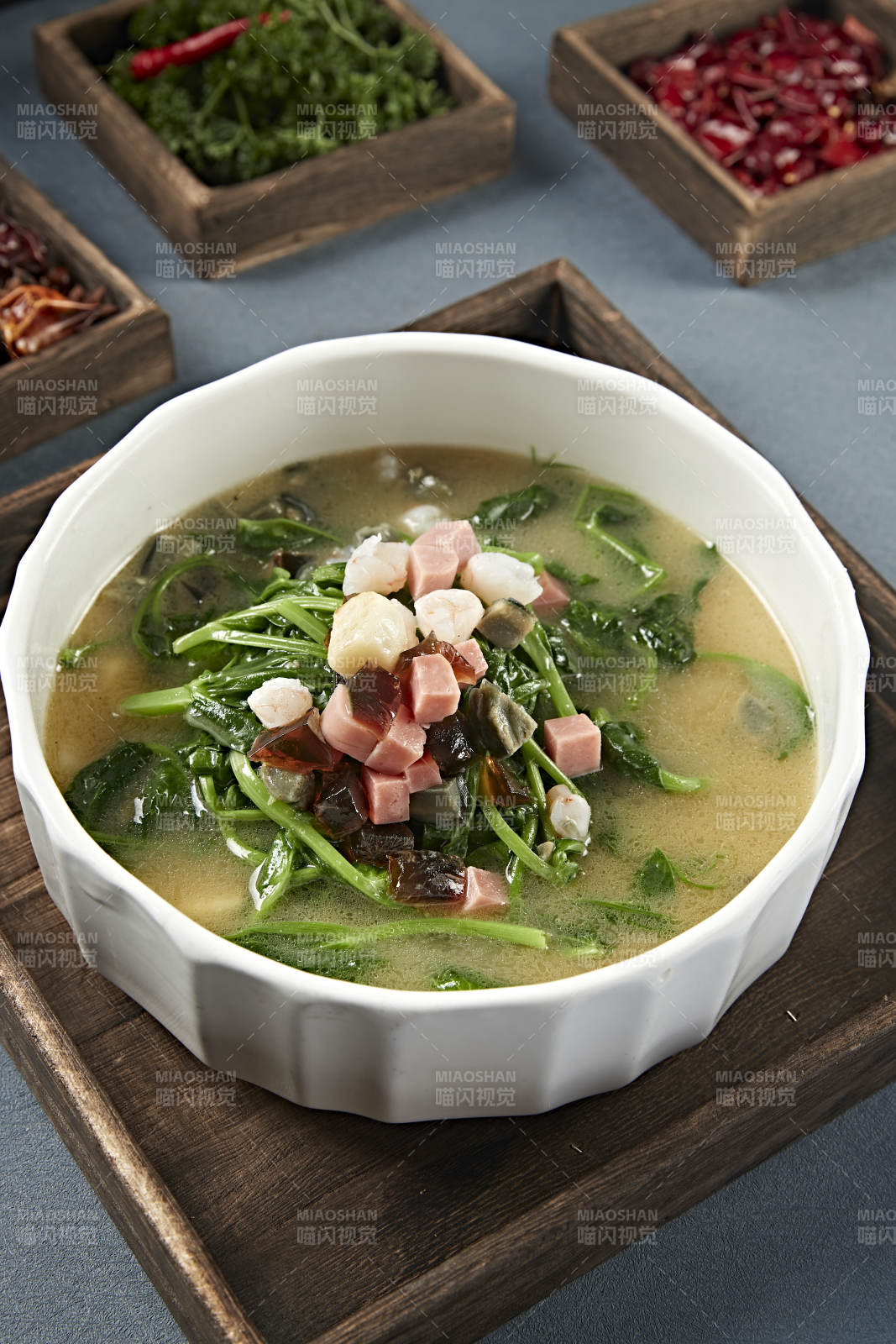 浓汤虾仁贝丁火腿皮蛋烩菠菜图片