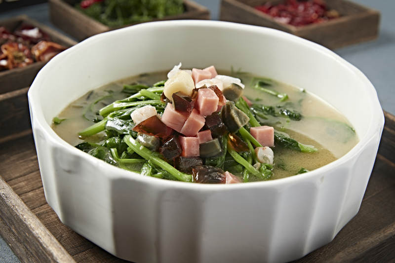 浓汤虾仁贝丁火腿皮蛋烩菠菜图片