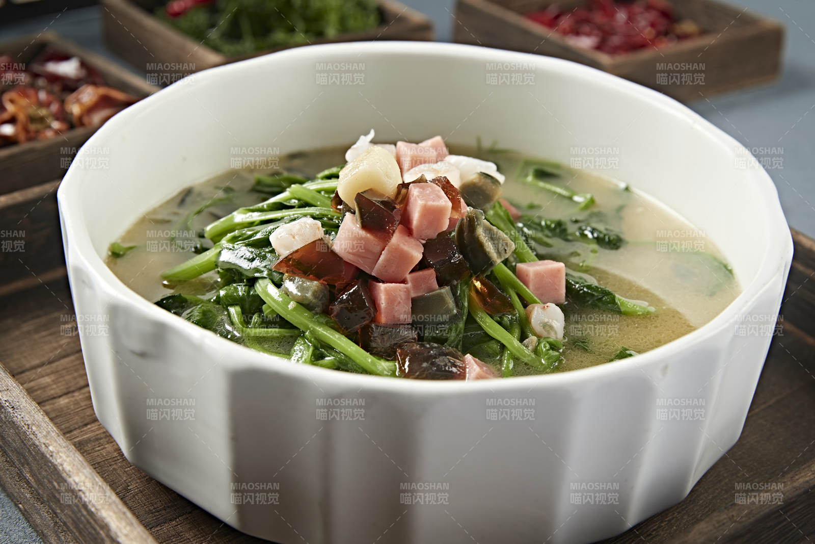 浓汤虾仁贝丁火腿皮蛋烩菠菜图片