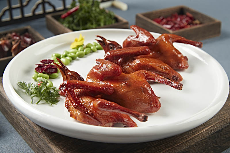 粤式脆皮烤乳鸽图片