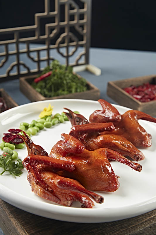 粤式脆皮烤乳鸽图片