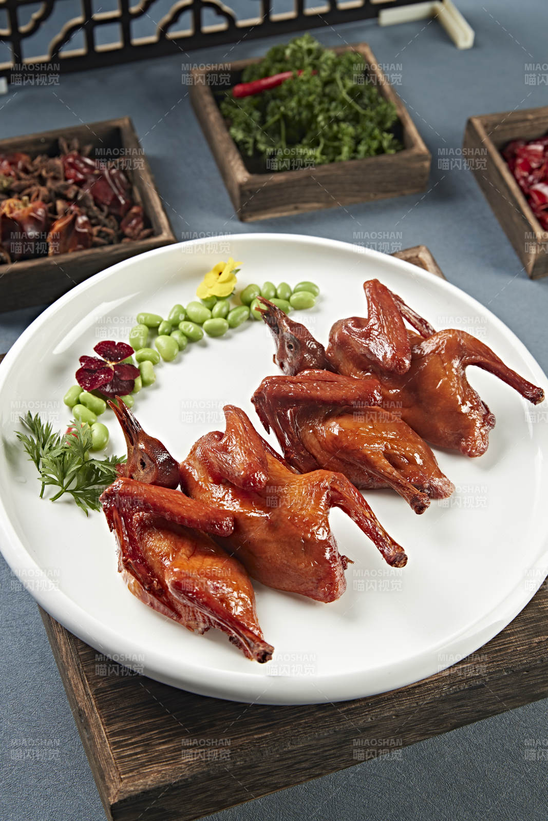 粤式脆皮烤乳鸽图片