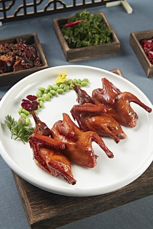 粤式脆皮烤乳鸽图片