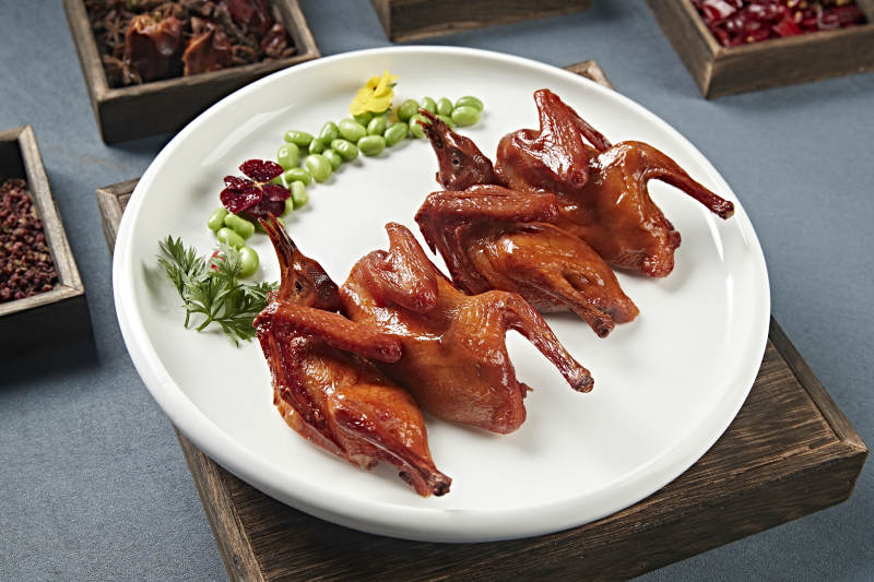 粤式脆皮烤乳鸽图片