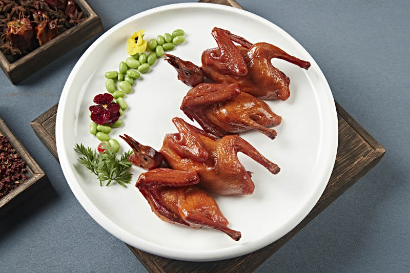 粤式脆皮烤乳鸽图片