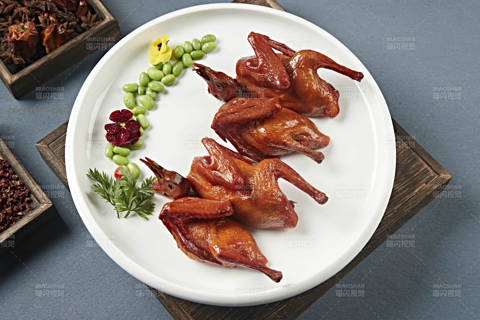 粤式脆皮烤乳鸽图片