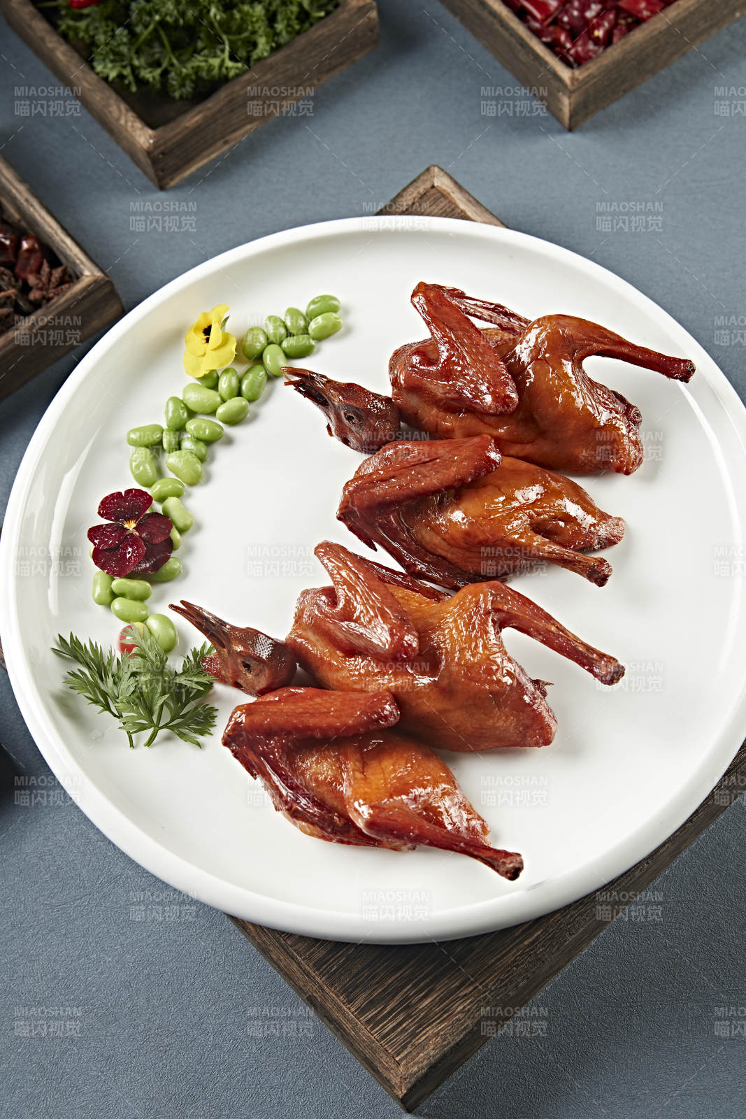 粤式脆皮烤乳鸽图片