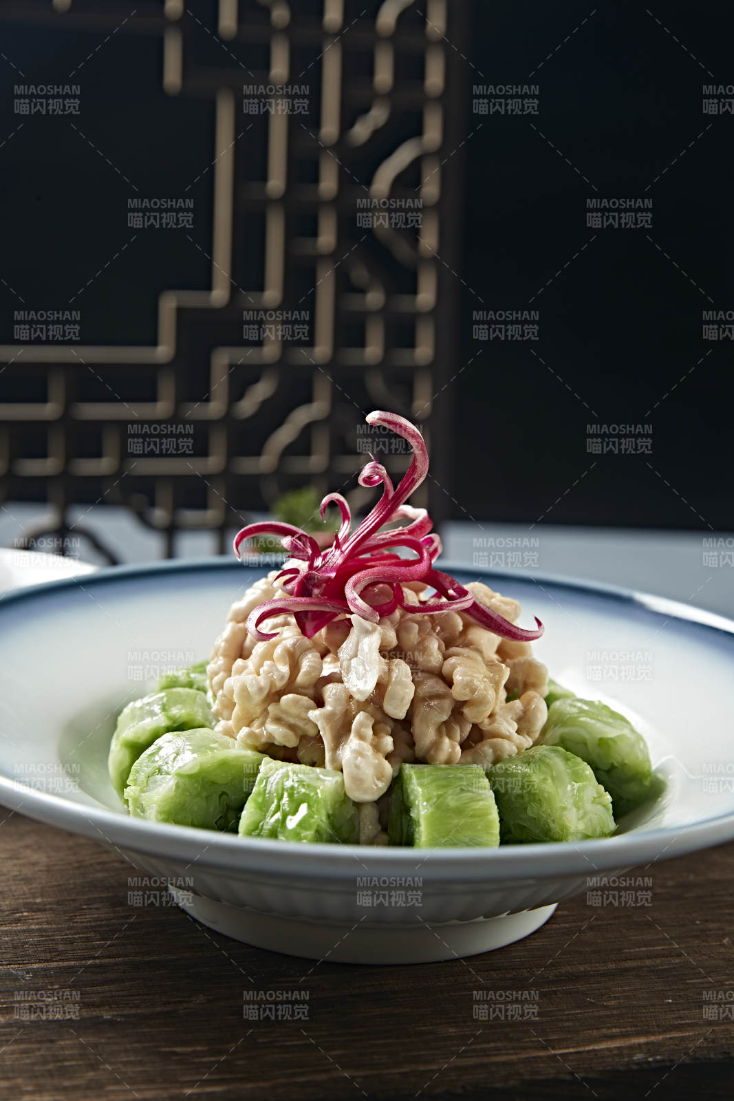 蘸汁卤香桃仁配菜卷图片