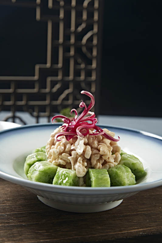 蘸汁卤香桃仁配菜卷图片