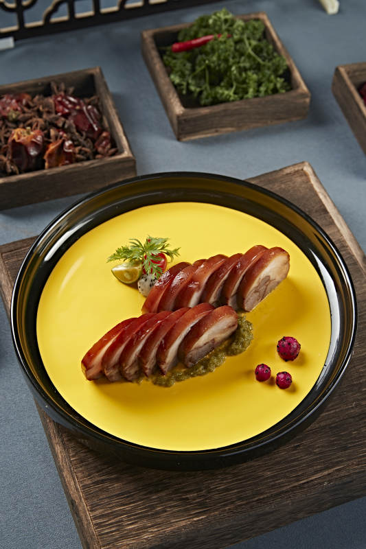 五香卤味压肘花切片佐烧椒酱图片