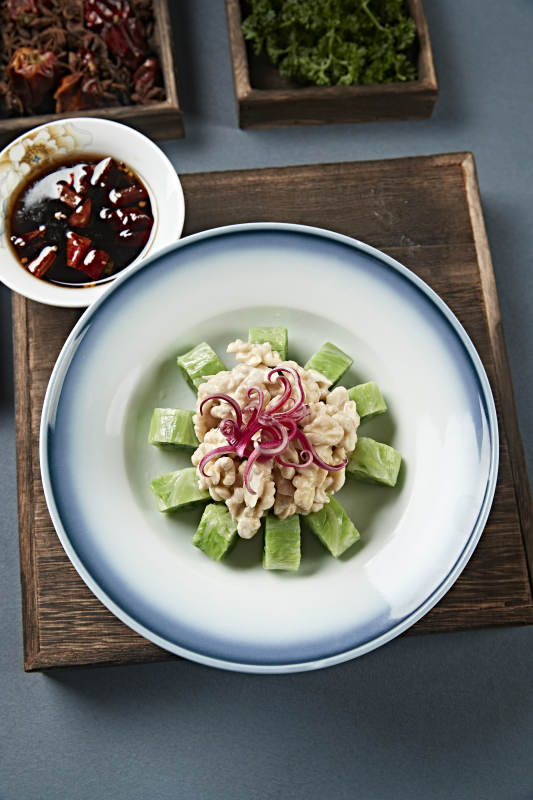 蘸汁卤香桃仁配菜卷图片