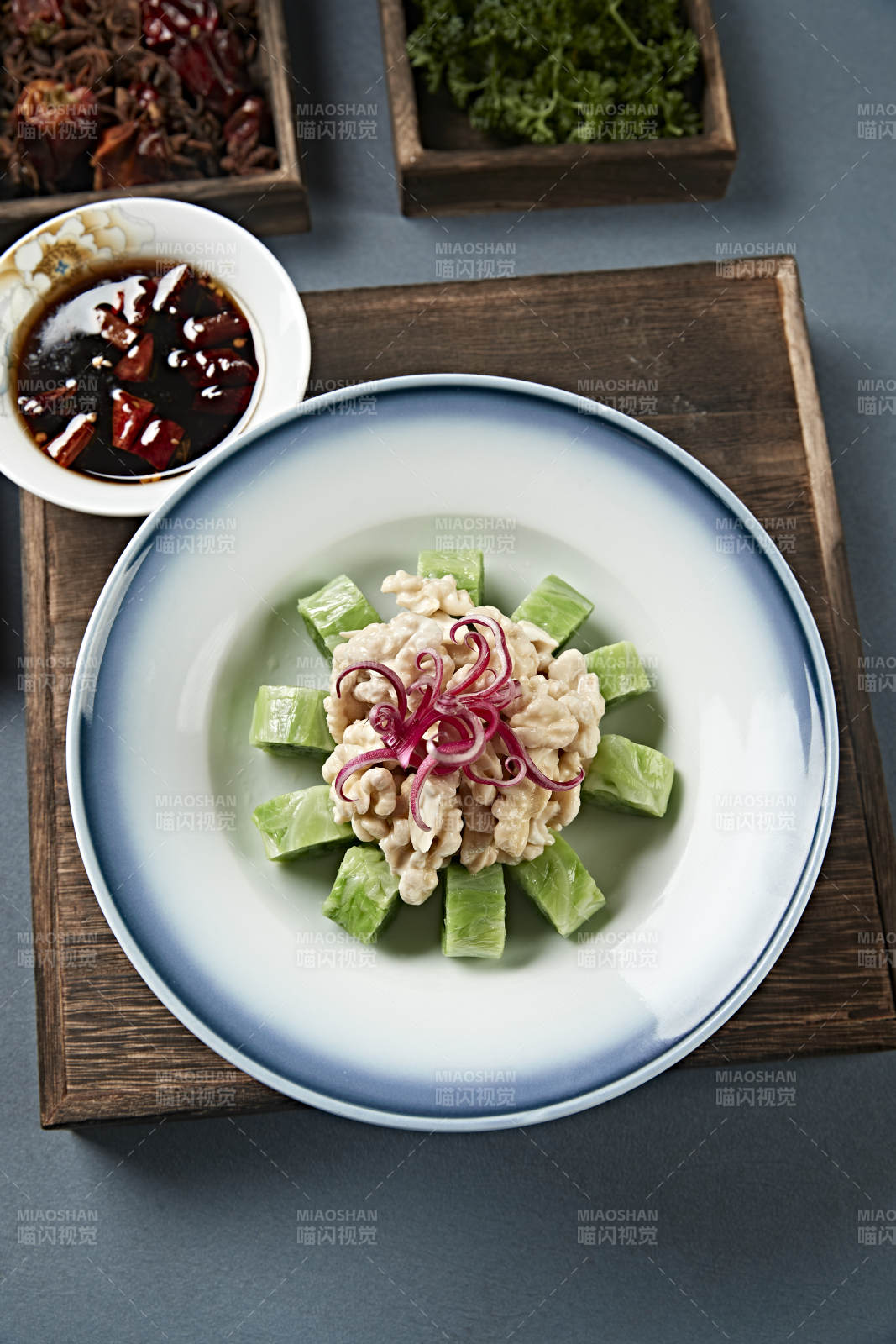 蘸汁卤香桃仁配菜卷图片