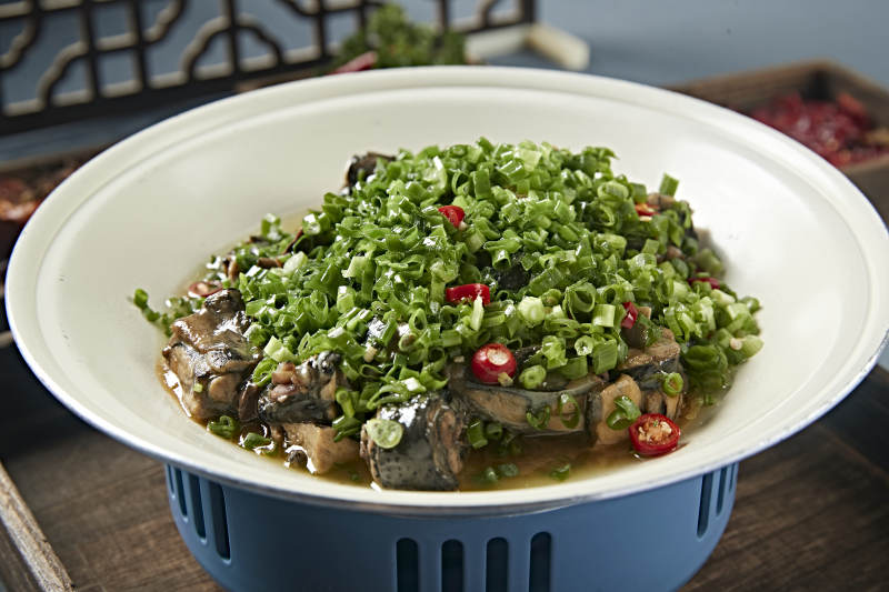 葱香米椒烧乌鸡块图片