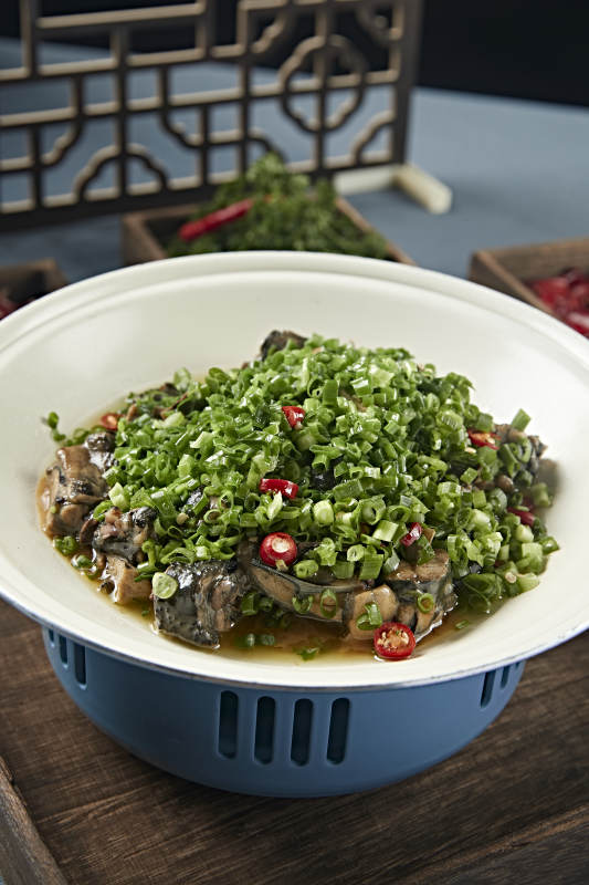 葱香米椒烧乌鸡块图片