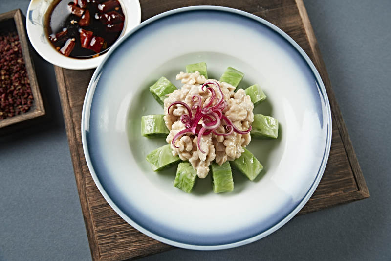 蘸汁卤香桃仁配菜卷图片