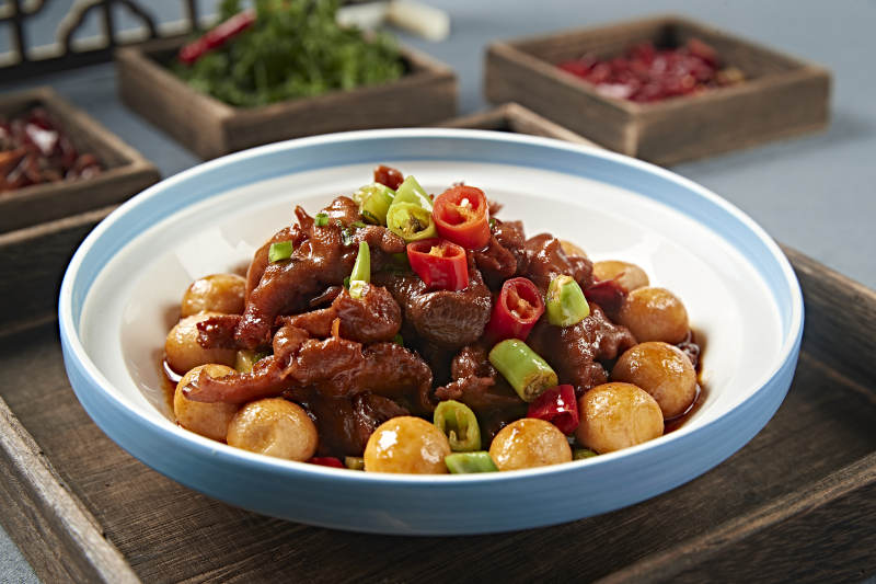 米椒香辣红烧鸡爪鹌鹑蛋图片