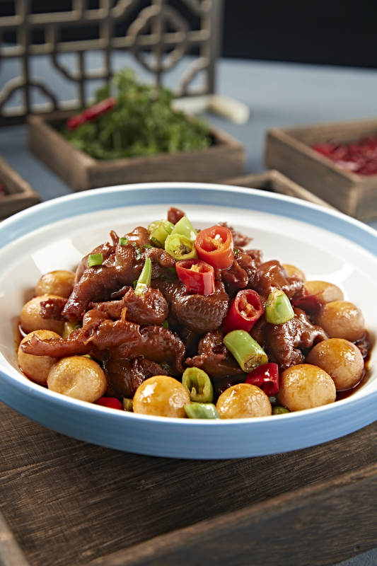 米椒香辣红烧鸡爪鹌鹑蛋图片