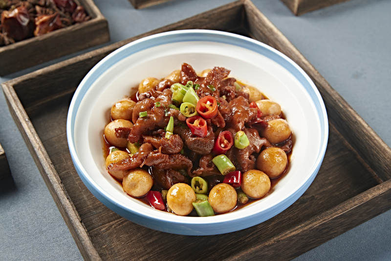 米椒香辣红烧鸡爪鹌鹑蛋图片