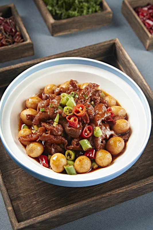 米椒香辣红烧鸡爪鹌鹑蛋图片