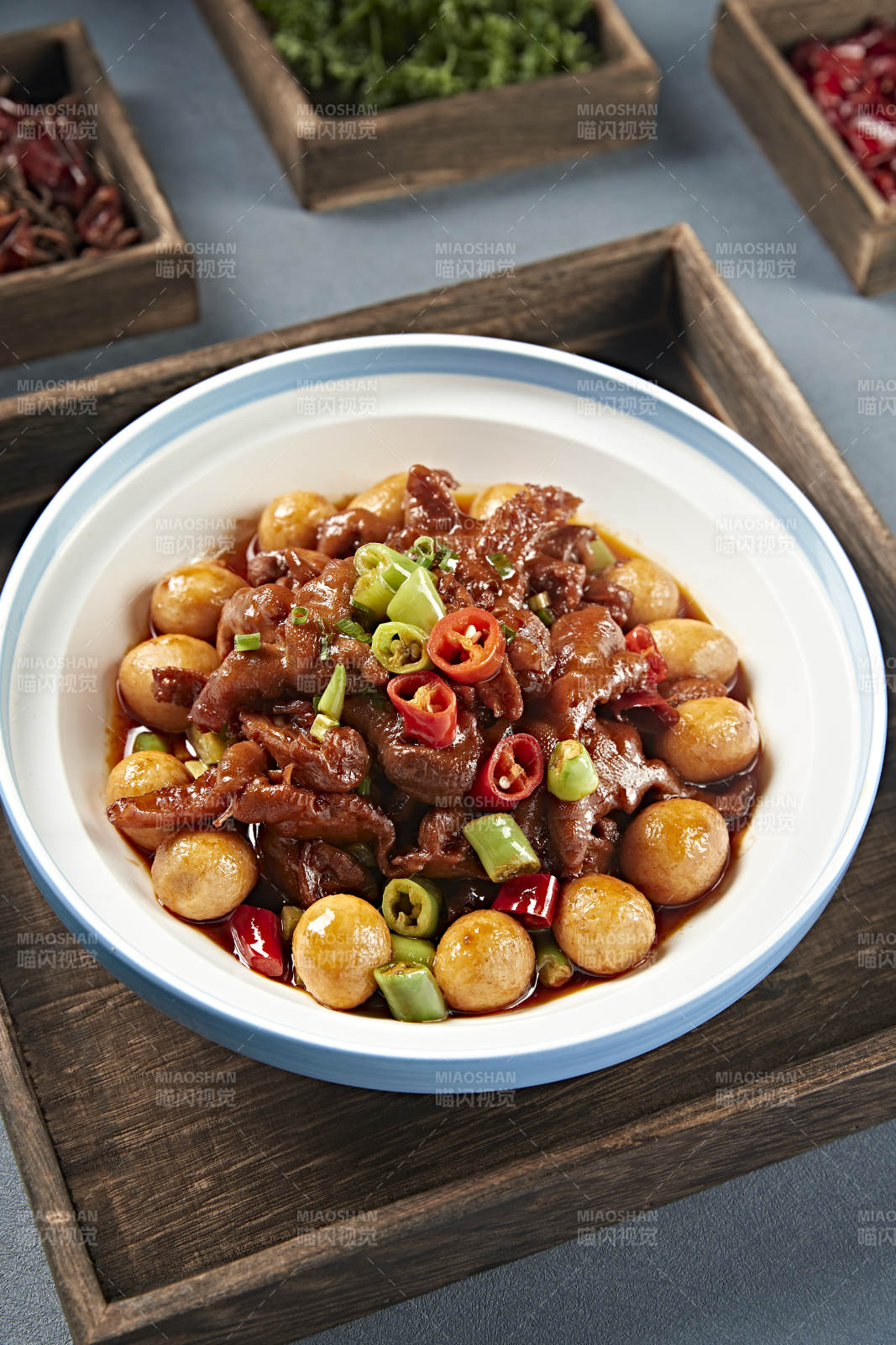 米椒香辣红烧鸡爪鹌鹑蛋图片