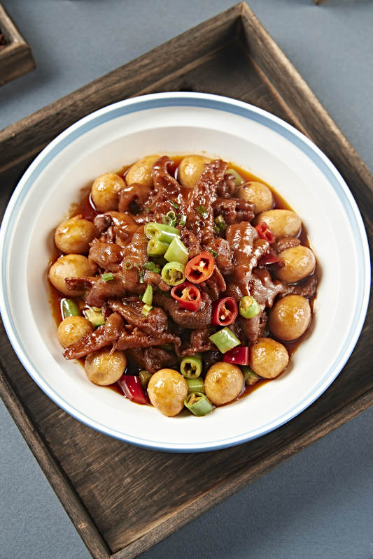 米椒香辣红烧鸡爪鹌鹑蛋图片
