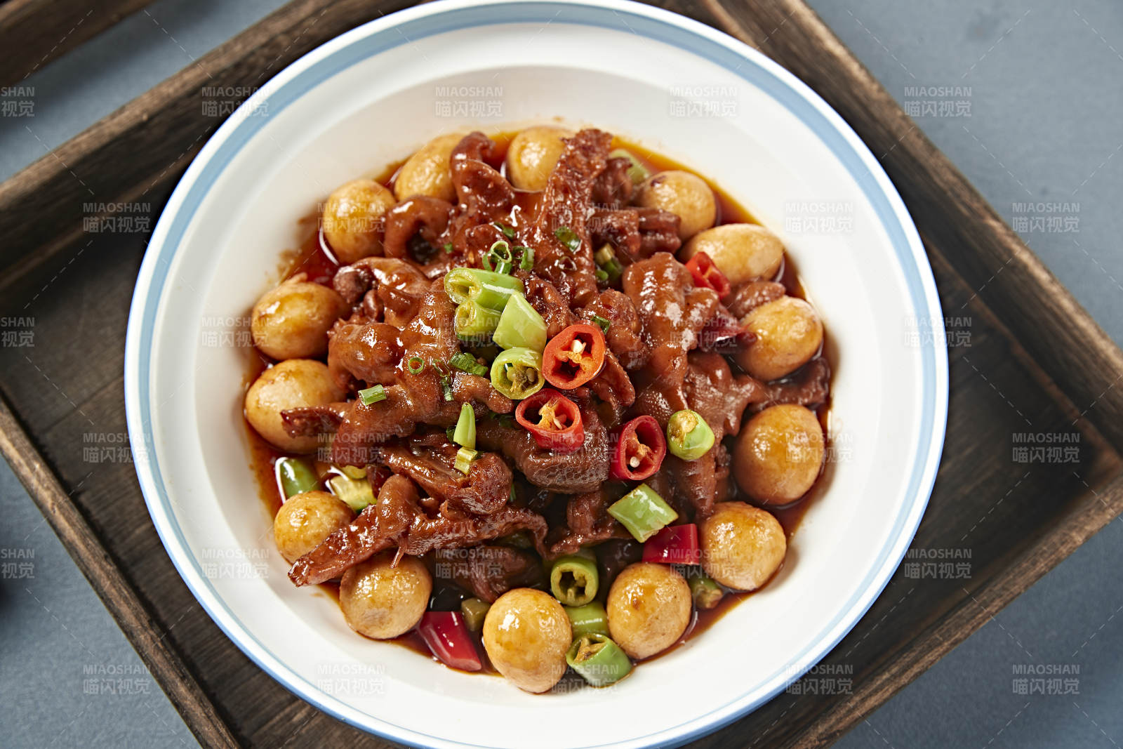 米椒香辣红烧鸡爪鹌鹑蛋图片