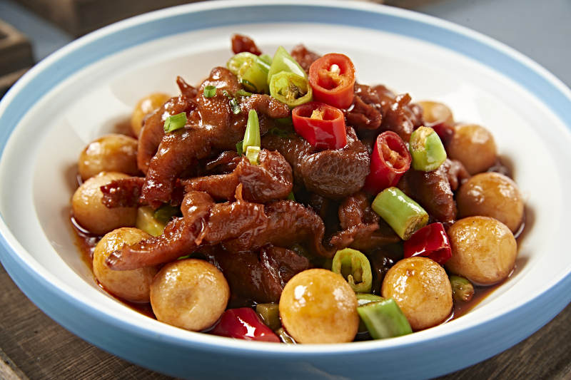 米椒香辣红烧鸡爪鹌鹑蛋图片