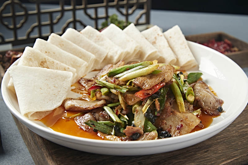 豆豉蒜苗爆炒大刀回锅肉配卷饼图片