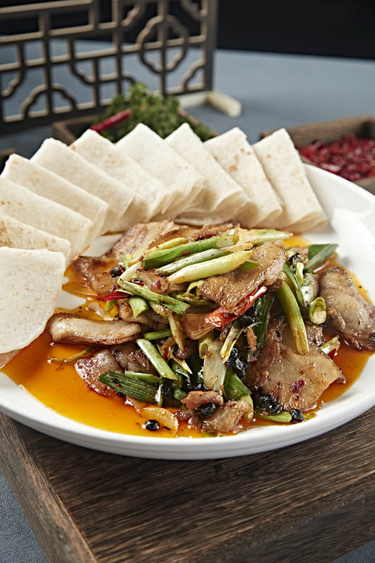 豆豉蒜苗爆炒大刀回锅肉配卷饼图片