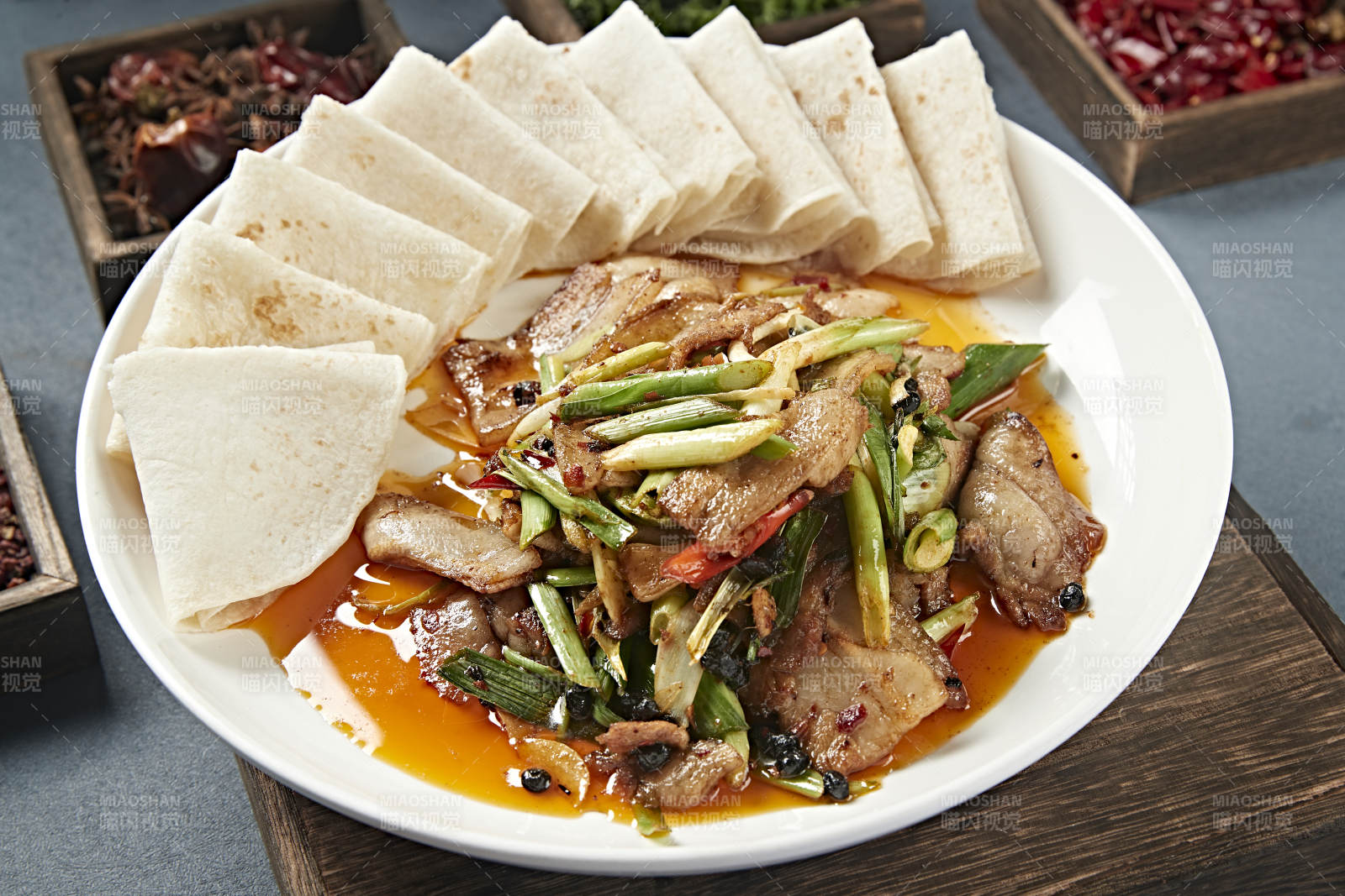 豆豉蒜苗爆炒大刀回锅肉配卷饼图片