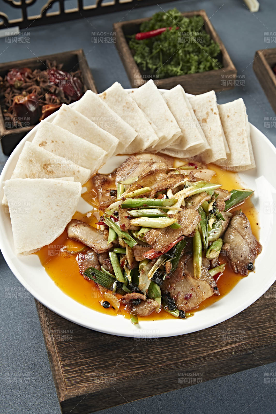 豆豉蒜苗爆炒大刀回锅肉配卷饼图片