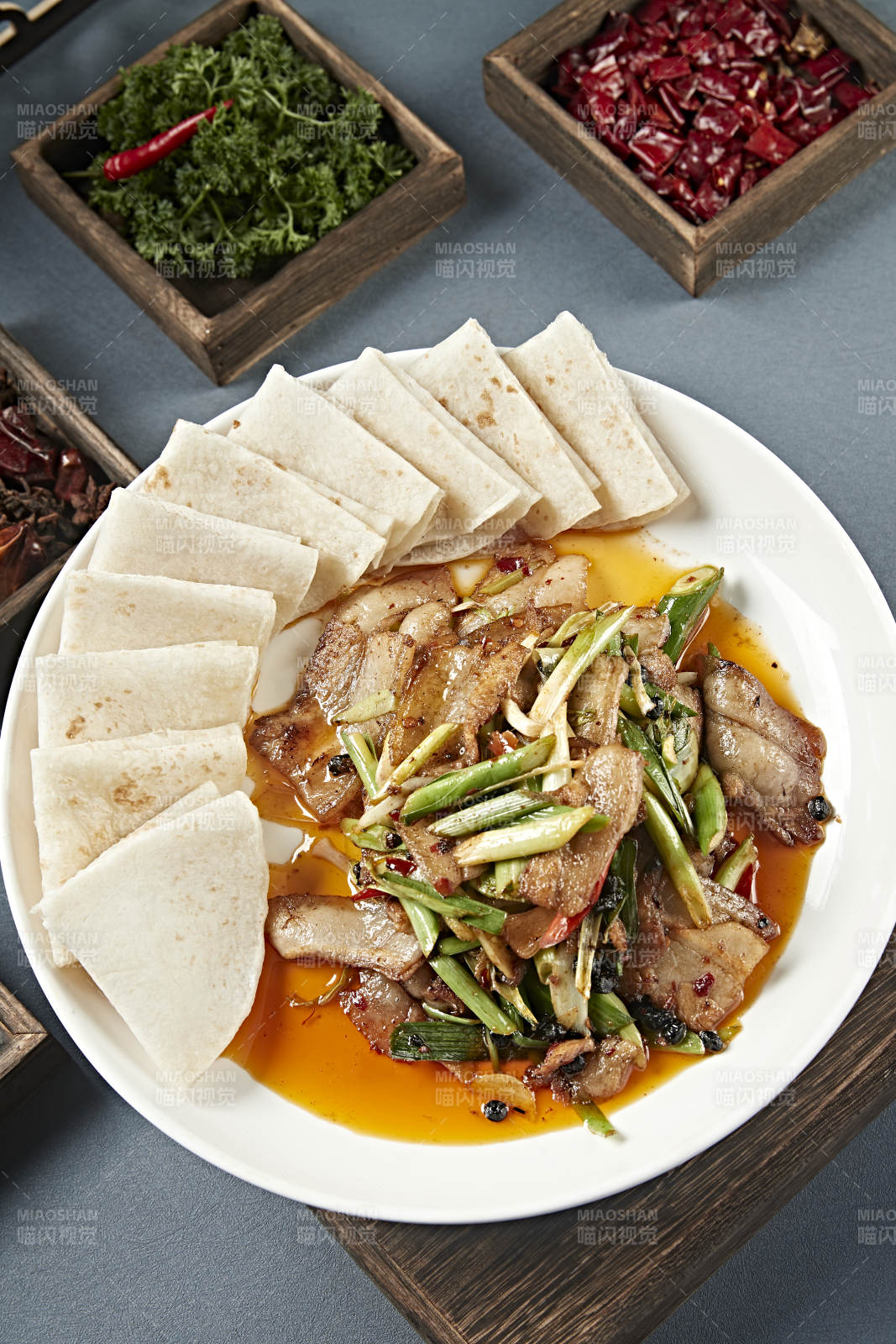 豆豉蒜苗爆炒大刀回锅肉配卷饼图片