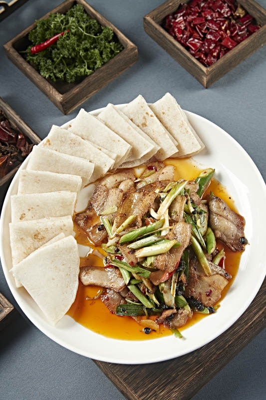 豆豉蒜苗爆炒大刀回锅肉配卷饼图片