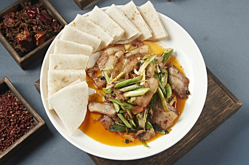 豆豉蒜苗爆炒大刀回锅肉配卷饼图片