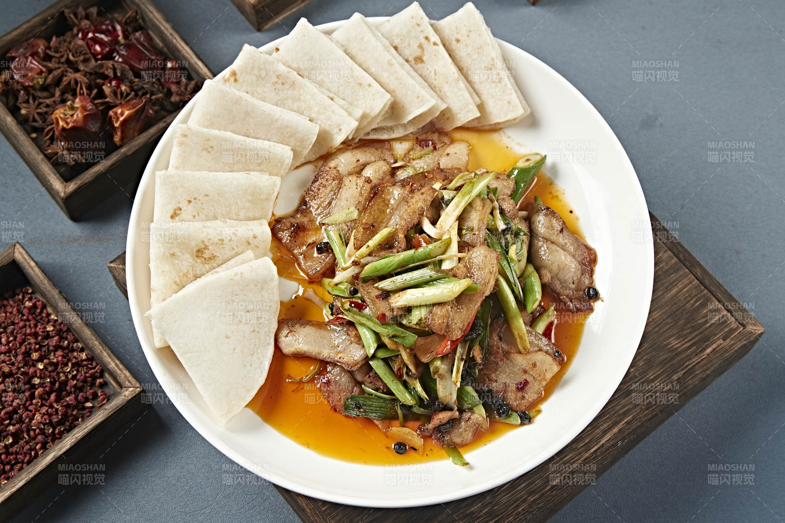 豆豉蒜苗爆炒大刀回锅肉配卷饼图片