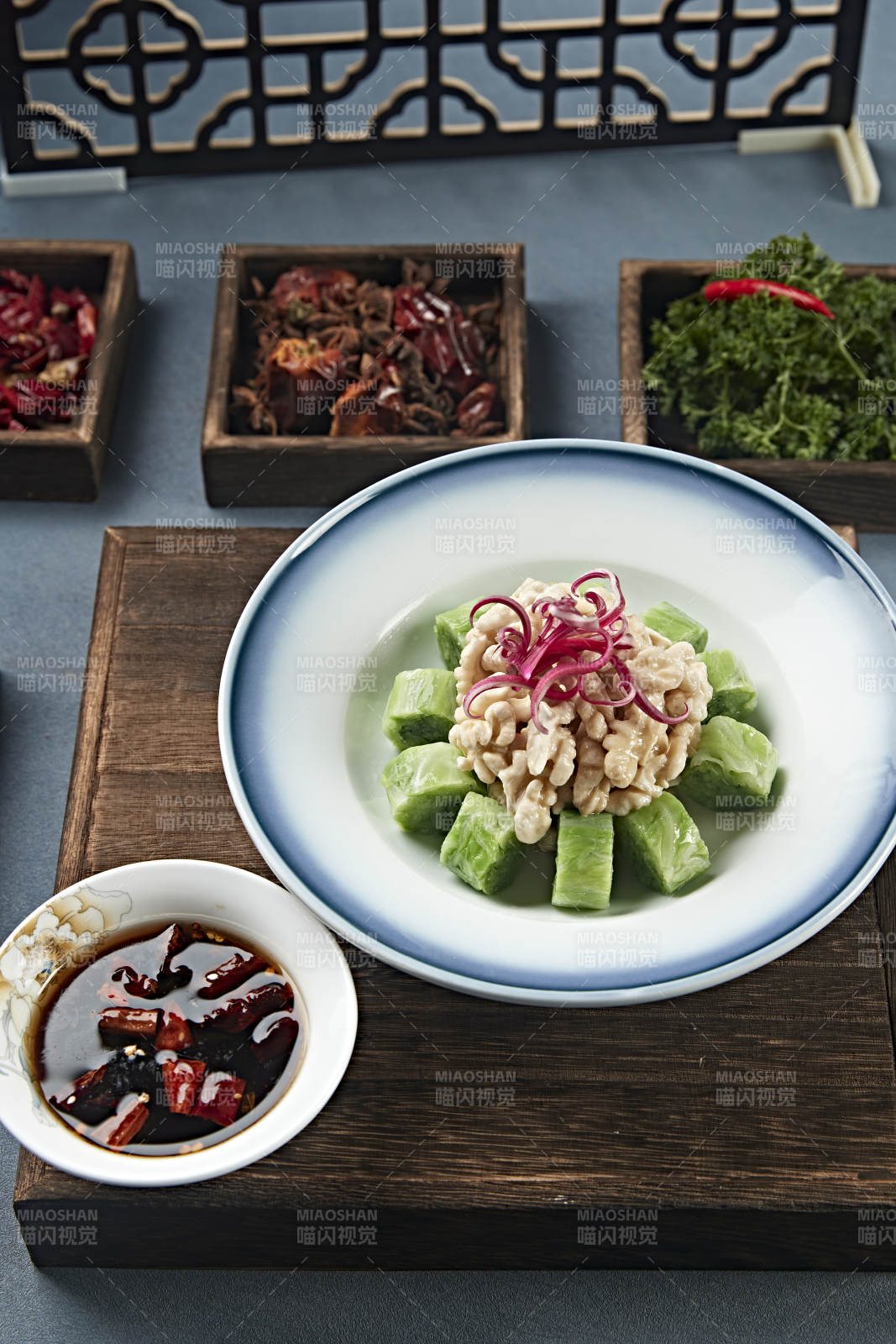 蘸汁卤香桃仁配菜卷图片