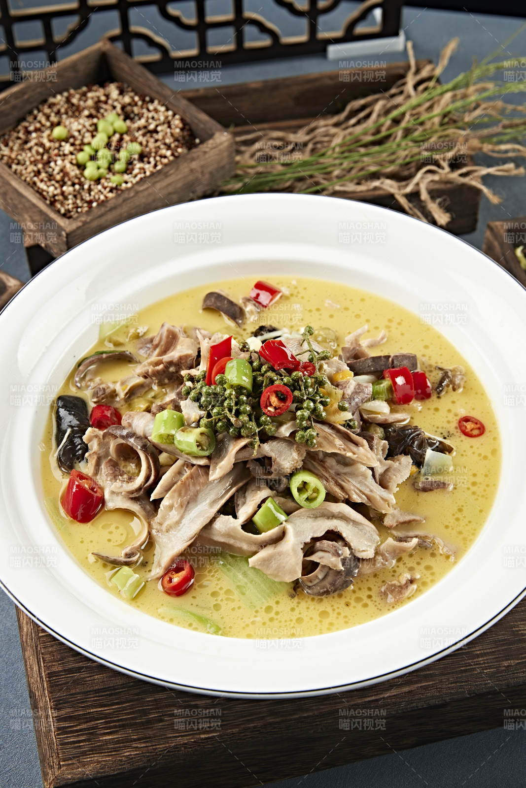 藤椒酸辣炖猪肚图片