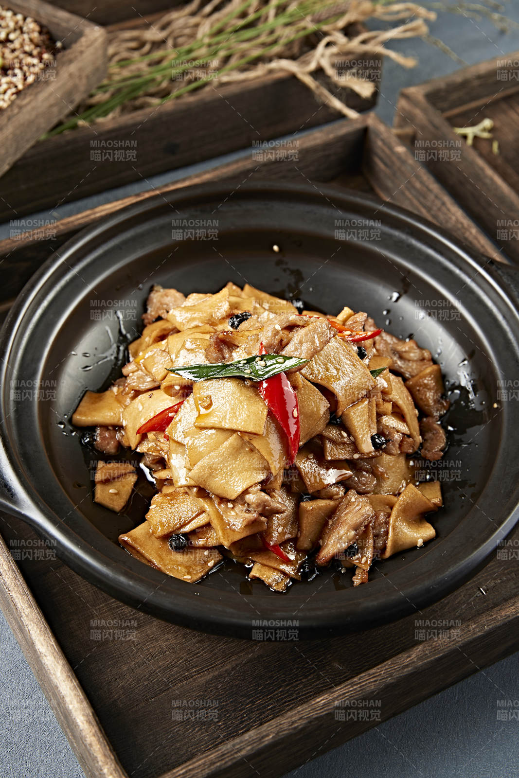 豆豉彩椒杏鲍菇片炒五花肉图片