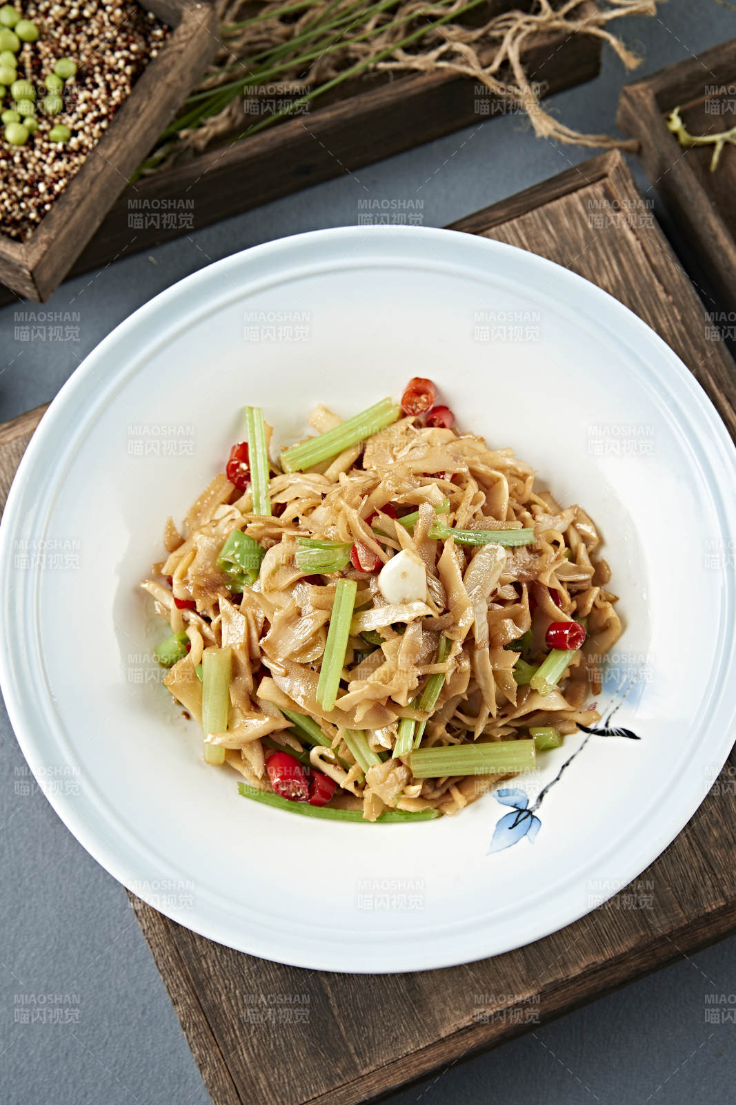 蒜子米椒西芹小炒脆笋图片