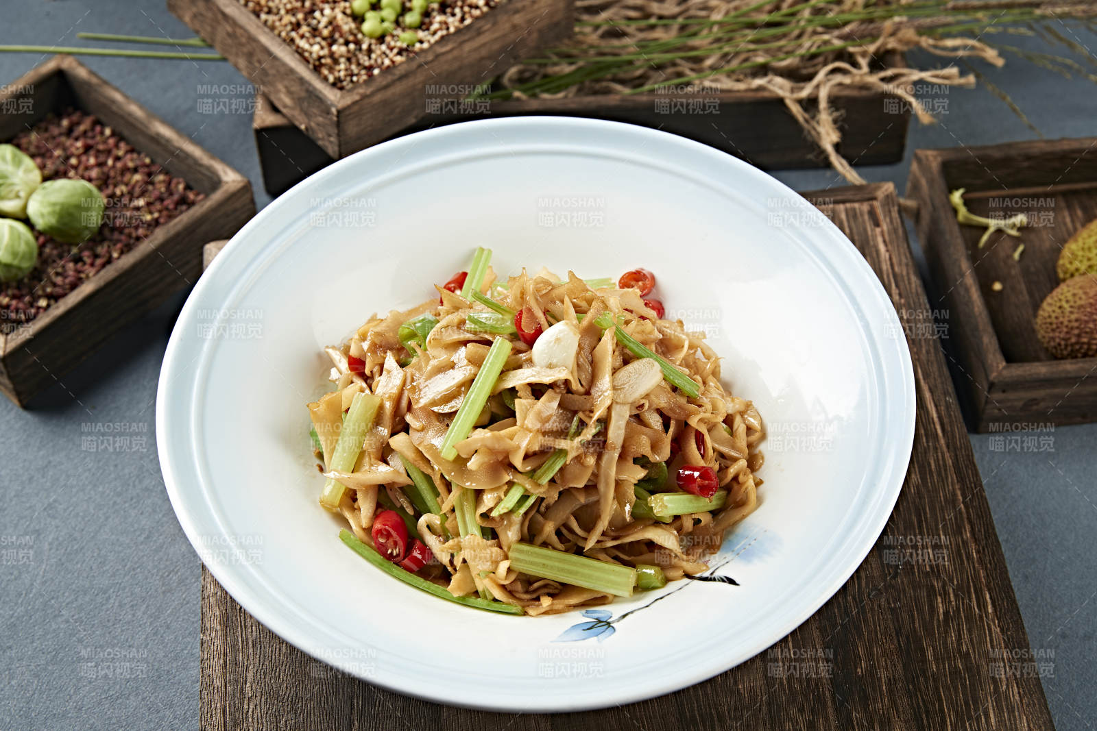 蒜子米椒西芹小炒脆笋图片