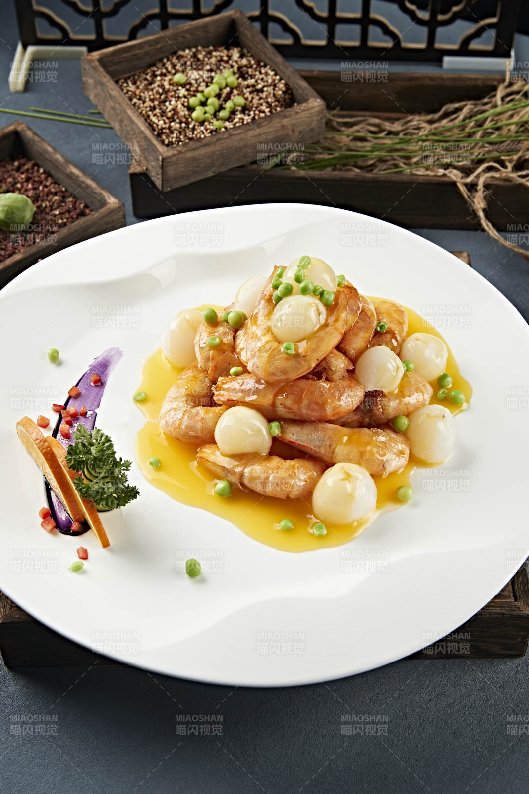 浇汁油炸荔枝深海虾图片