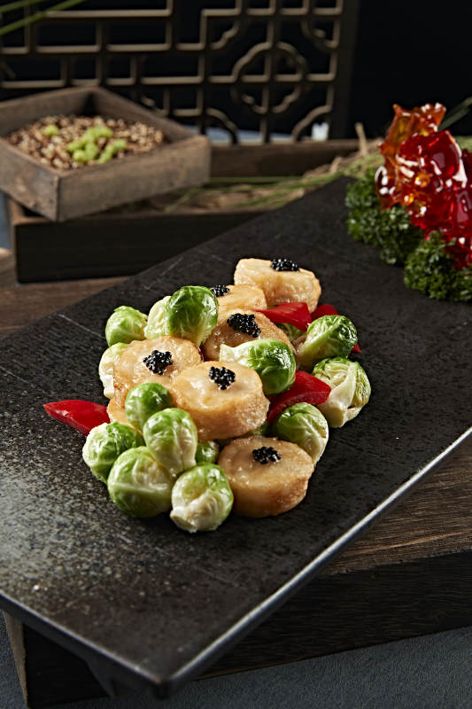 迷你甘蓝煎带子配鱼子酱图片