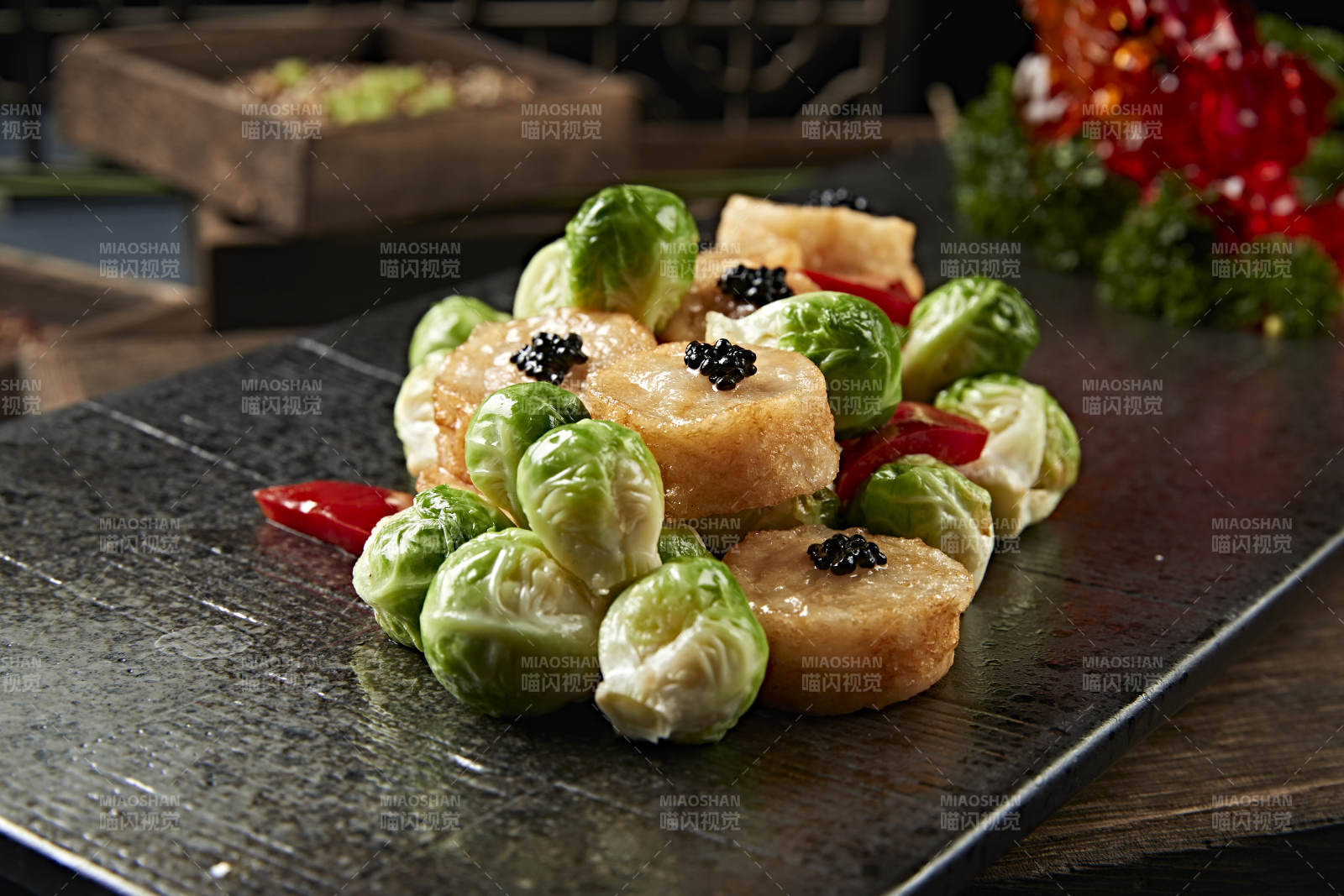 迷你甘蓝煎带子配鱼子酱图片