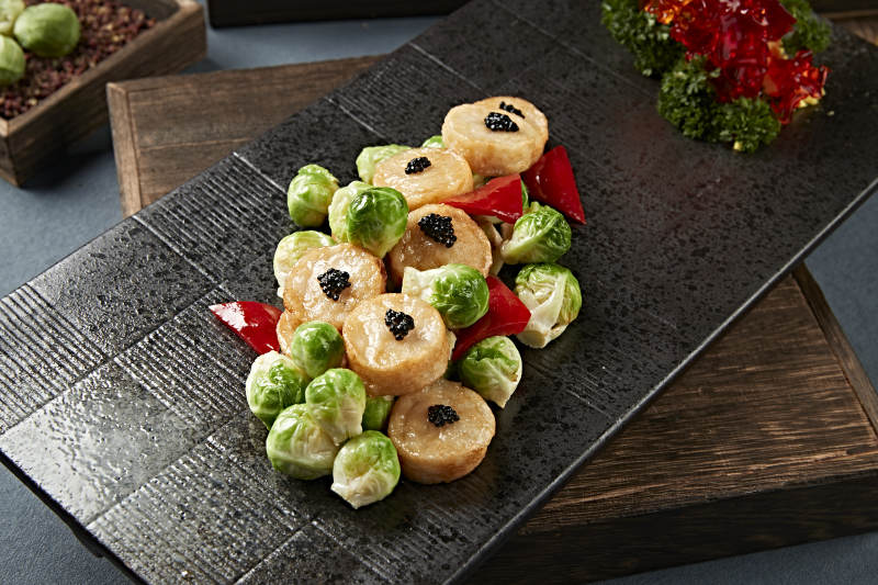 迷你甘蓝煎带子配鱼子酱图片